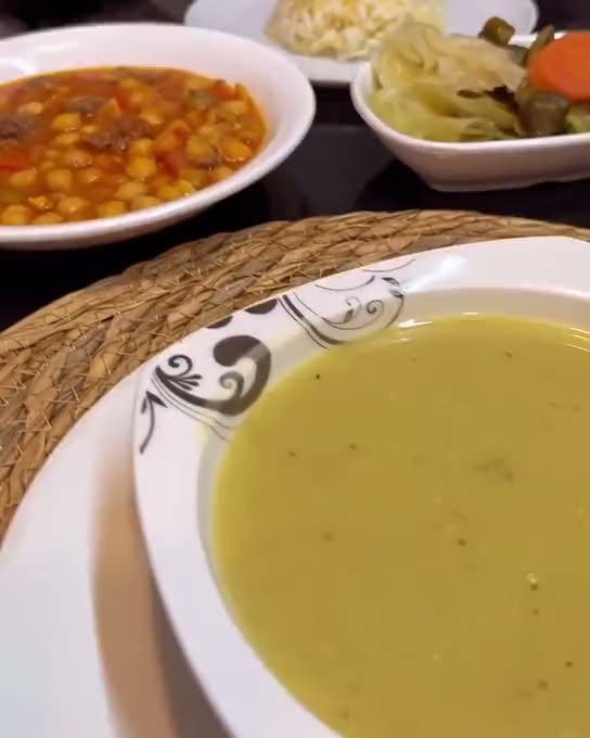 Hasır suplada etli nohut, pilav ve turşu.