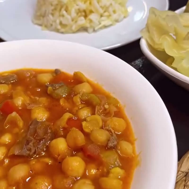 Dükkanda çekilmiş fotoğraf: etli nohut, pilav ve turşu.